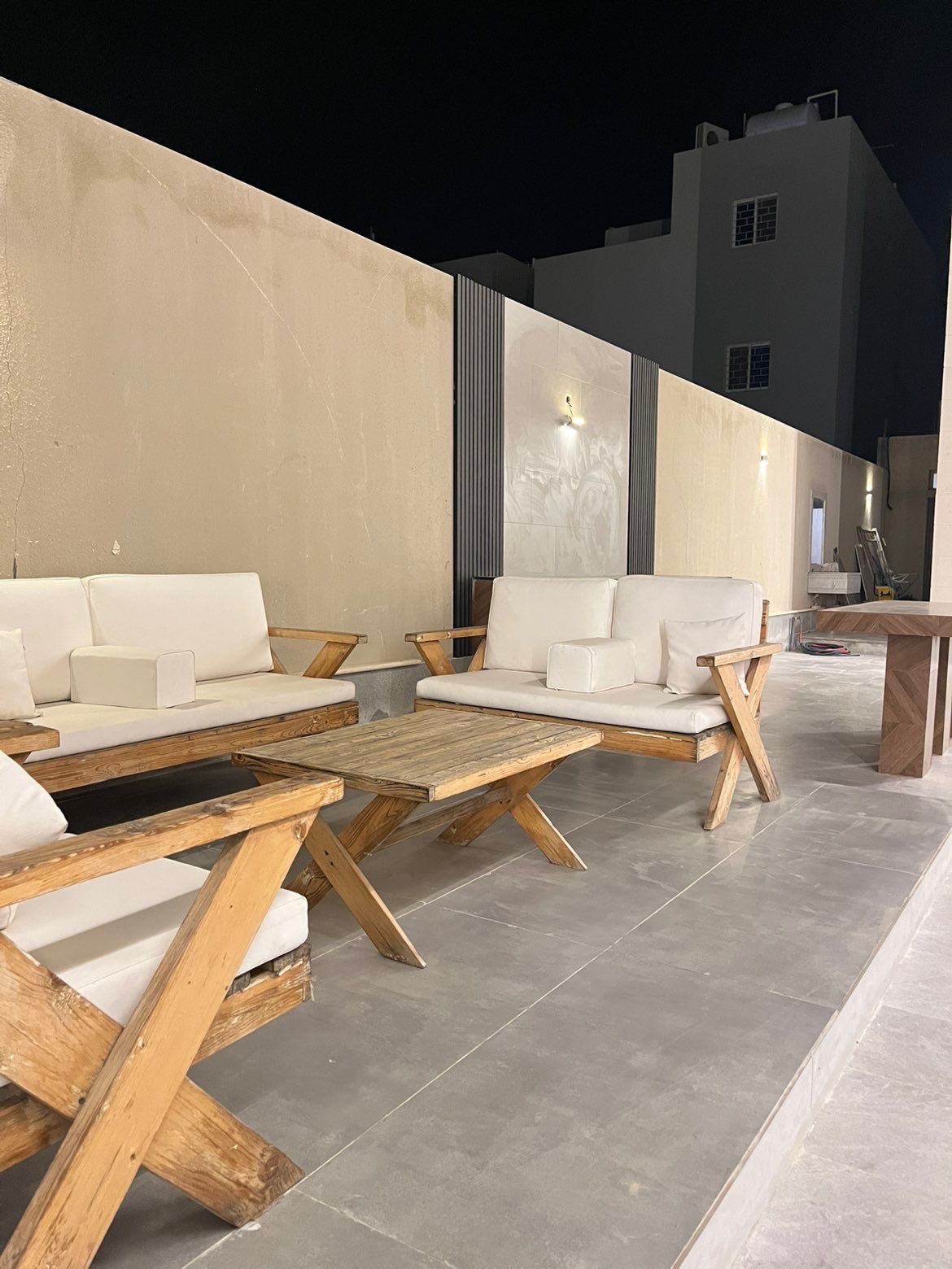 المسبح الداخلي الخاص — بالساعة
